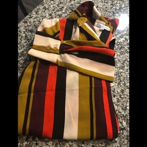 Multicolor button up shirt New size S 🤎